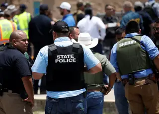Atirador invade escola, mata 14 crianças e professora no Texas