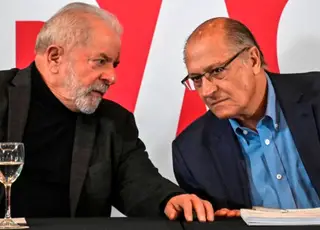 Pré-candidato a vice de Lula, Alckmin acompanha petista no Dois de Julho na Bahia