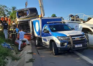  Acidente com ônibus deixa pelo menos 08 mortos e vários feridos em Teixeira de Freitas