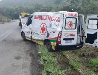 Ambulância de Caravelas que transportava pacientes para Itabuna capota na BR-101