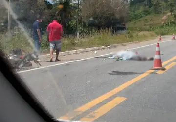 Colisão entre moto e carreta deixa vítima fatal na BR 101 em Itamaraju