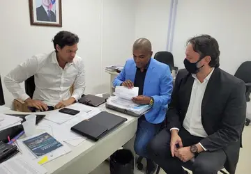  Prefeito Gilvan Produções e vice-prefeito Carlão, se reúnem na Secretaria de Saúde do Estado para tratar da ampliação do Hospital Jonas Braga