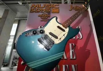 Guitarra azul de Kurt Cobain é vendida por R$ 22 milhões em leilão nos Estados Unidos