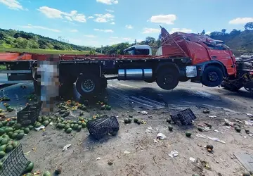 Caminhão carregado de frutas tomba na BR 101 em Itamaraju e carga é saqueada: Passageiro é socorrido ao HMI
