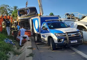  Acidente com ônibus deixa pelo menos 08 mortos e vários feridos em Teixeira de Freitas