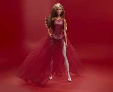 Laverne Cox é primeira mulher transgênero a virar Barbie