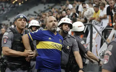 Boca é multado após torcedor realizar gestos racistas em jogo contra Corinthians