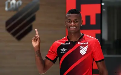 Athletico-PR estuda devolver Luis Orejuela ao São Paulo antes do fim do contrato 