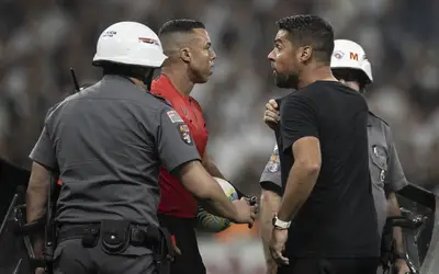 Corinthians e Atlético-MG protestam contra árbitro de jogo em Itaquera: 
