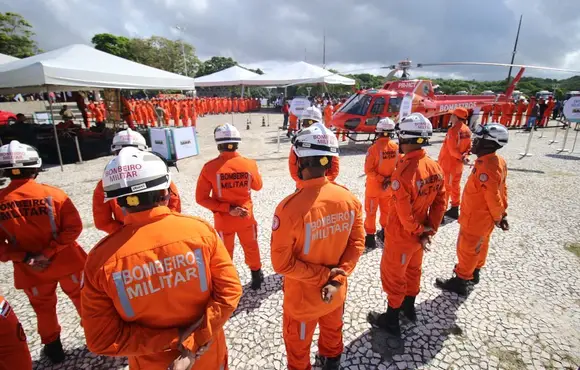 Bombeiros recebem primeiro helicóptero para uso nas operações na Bahia