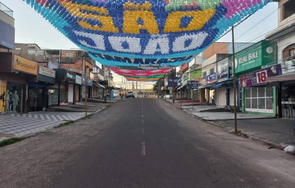 Ornamentação junina encanta moradores de Itamaraju, município se prepara para maior João de sua história 